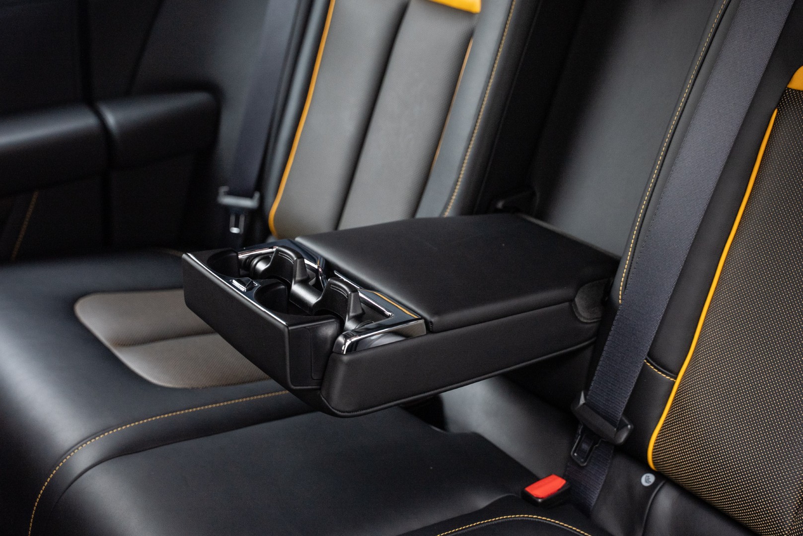 2025 GCC ROLLS ROYCE CULLINAN BLACK BADGE. PICNIC SEATS.WARRANTY AND SERVICES
